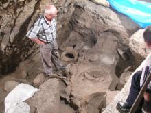 Археолог Левон Петросян осматривает раскопки винодельни, которой 6100 лет. Пещера Арени-1 в Армении. Photo credit: Hans Barnard / UCLA