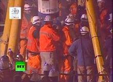 Первые шахтеры подняты на поверхность земли в специальной капсуле. Кадр RussiaToday