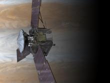 Научная станция «Юнона» на околоюпитерной орбите. Видны развернутые солнечные батареи. Рисунок художника НАСА. Image credit: NASA/JPL-Caltech